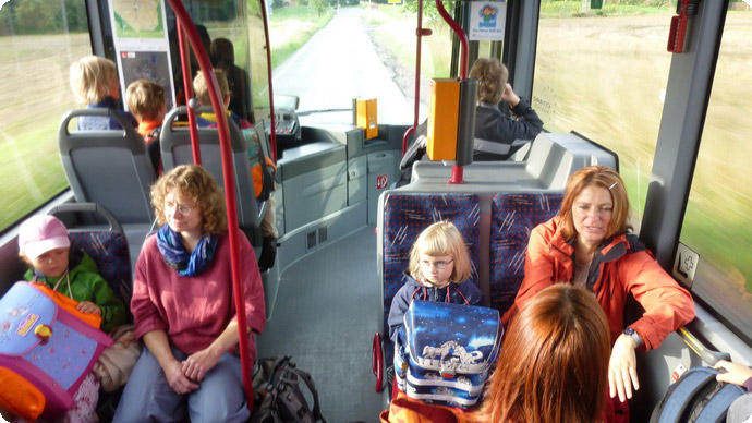 Die täglichen Busfahrten sind für die nutzenden Kinder nach kurzer Eingewöhnung unproblematischer Teil des Alltags geworden. <em>Foto: Archiv Freie Waldorfschule Erfurt</em>